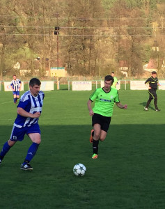 Lukáš Machoň (Stř. Skalice) v souboji s  Miroslavem Doksanským (Cestlice)